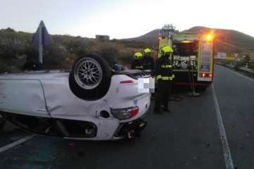  Un turismo vuelca en la carretera de Cuatro Puertas y origina un pequeño conato de incendio (Foto TA)